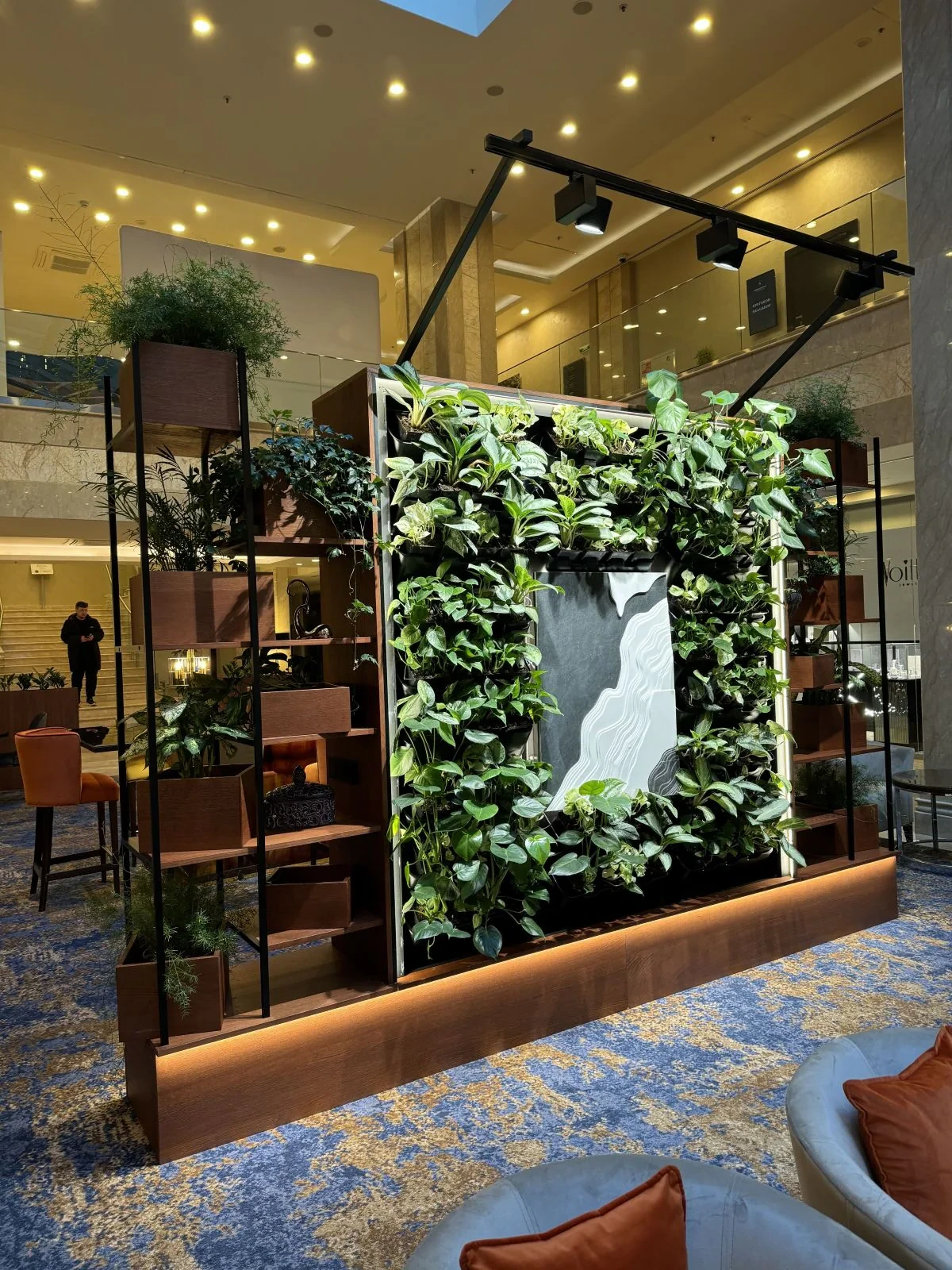 Подсветка и фактура растений в фитостене Marriott